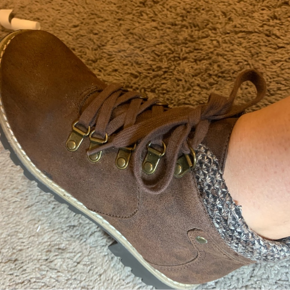 These are hardly worn and in good condition. I’m unsure of the brand.